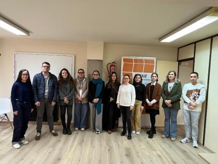 Imagen Una veintena de estudiantes de la Universidad de Oviedo llevan la...