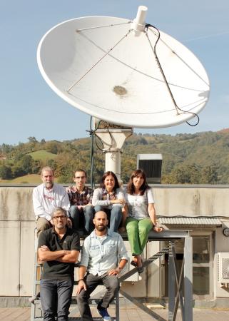 Foto-equipo-con-antena-MODIS-alta-resol