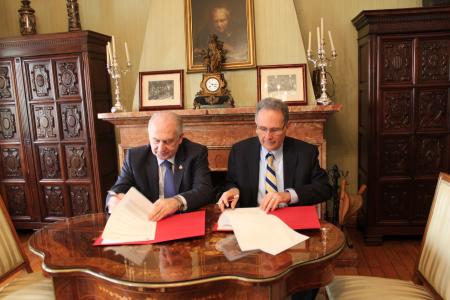 Imagen La Universidad de Oviedo firma un convenio con la Embajada de Brasil...
