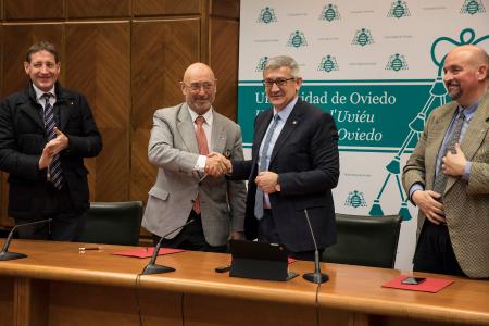 Firma Distrito Rotary 2201, Antonio Quesada y el rector Santiago García Granda.JPG