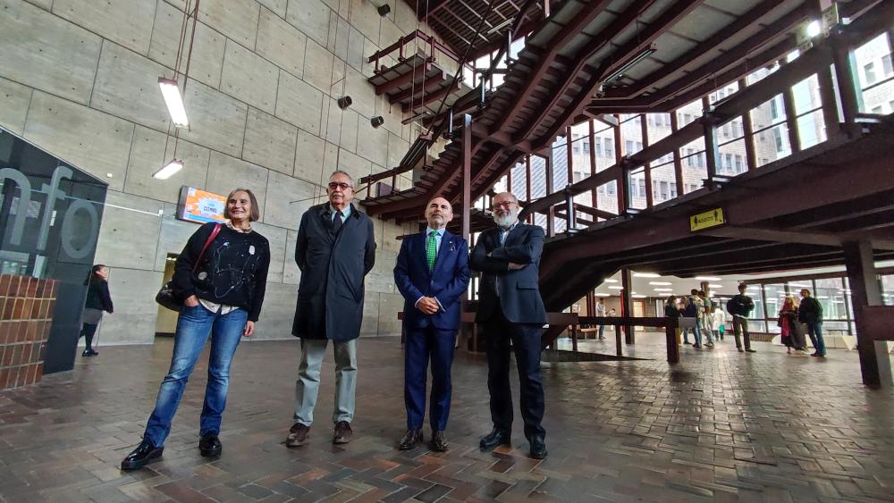 Imagen La placa Docomomo reconoce el valor arquitectónico de la Facultad de Medicina y Ciencias de la Salud de la Universidad de Oviedo